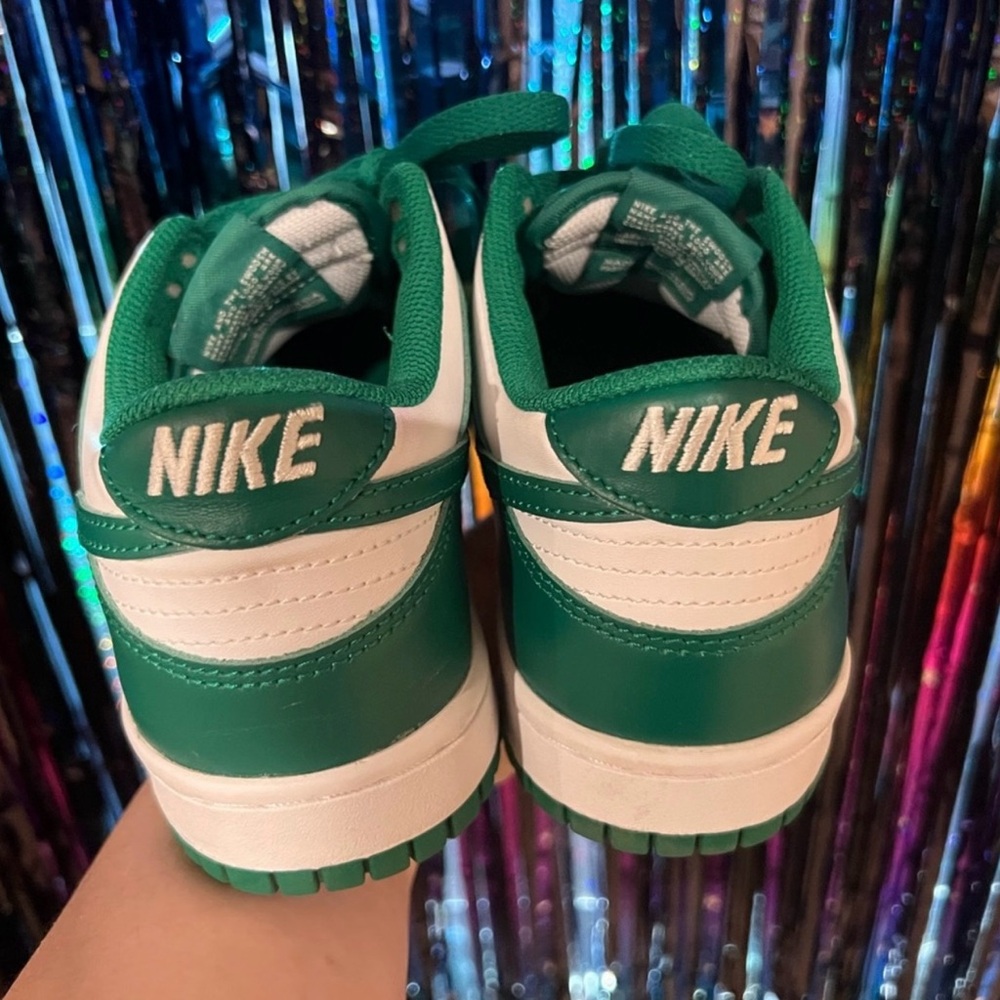 Big Kids Nike Dunks Green and white size 6 is equivalent to women’s 7 1/2 - Picture 5 of 5